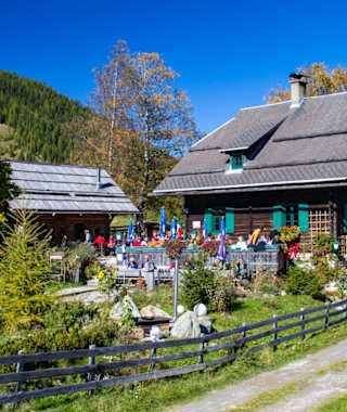 Die Alm hinterm Brunn liegt oberhalb des wunderschönen Weissensees.