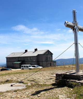 Auf dem höchsten Punkt des Wander- und Skigebietes Stuhleck in den Fischbacher Alpen thront das Alois-Günther-Haus (1.782 m).