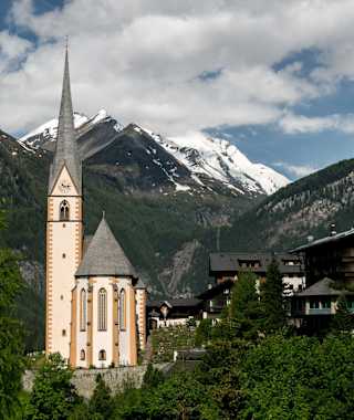 Wallfahrtskirche St. Vinzenz in Heiligenblut mit Großglockner