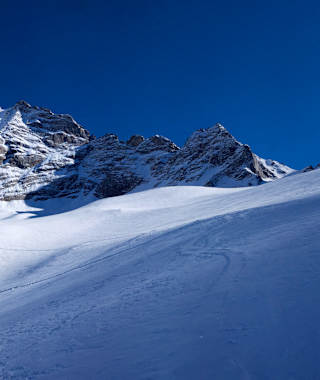 Links der Fußstein, im Einschnitt die Alpeiner Scharte als Ziel