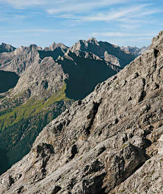 An der Schwärzerscharte öffnet sich der Blick in die Lechtaler Alpen.