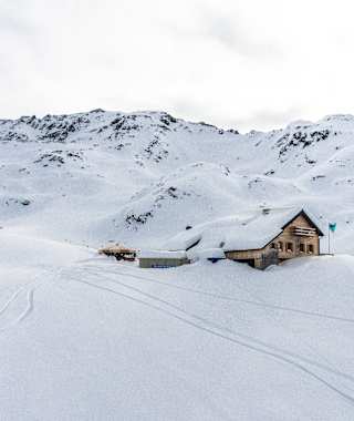 Tief verschneit - die Ascherhütte im Paznaun