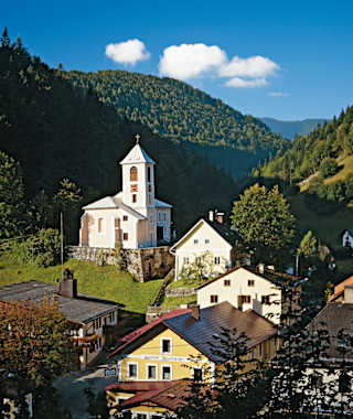 Der Ort Schwarzenbach im inneren Pielachtal ist Ausgangspunkt für die Besteigung des Geißenberges.