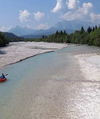 Beim Isarsteg bei Wallgau mit wunderbarer Bergkulisse