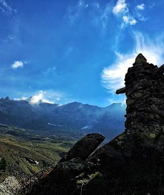 Zwei steinerne Wächter auf der Zeischalm