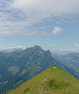 Ausblick auf dem Schimbrig nach Westen, mit der Schafmatt als Verlängerung der Flue, link den Fürstein und in der mitte die Schrattenfluh