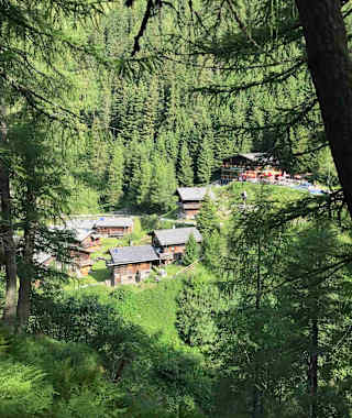 Die Häuser von Außergschlöß sind vom Wanderweg aus zu sehen.