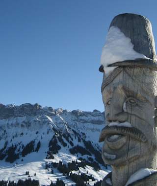 Aussicht auf der Sonnenterrasse des Bergrestaurants First auf die Äbnistetteflue und die Schafmatt