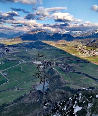 Aussich vom Tressenstein - der Grimming wirtf seinen Schatten ins Ennstal