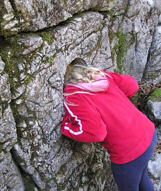 Im Bergwald-Erlebnispfad in Inzell/Chiemgau den Naturklängen lauschen.