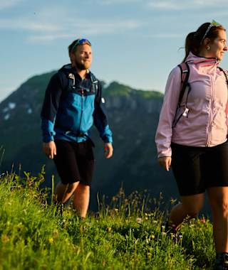 Zwei Wanderer im Licht der untergehenden Sonne.