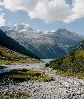 Blick vom Schlegeis Stausee auf die Olpererhütte