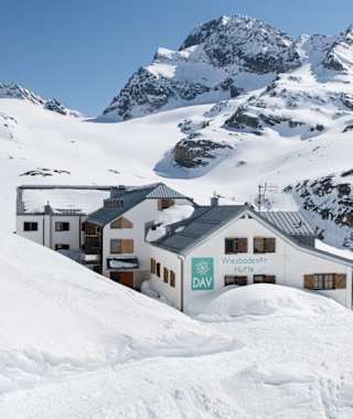 Die tief verschneite Wiesbadener Hütte