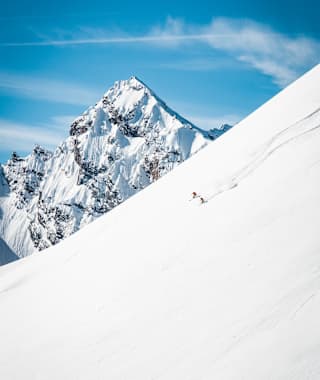 Tiefschneefahrer am Schilthron, im Hintergrund das Gspaltenhorn