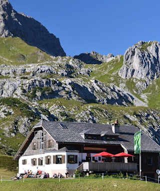 Die Biberacher Hütte mit der Hochkünzelspitze
