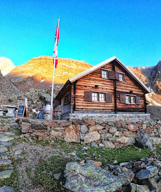 Die Bietschhornhütte liegt im magischem Lötschental, auf einer Höhe von 2.565 m