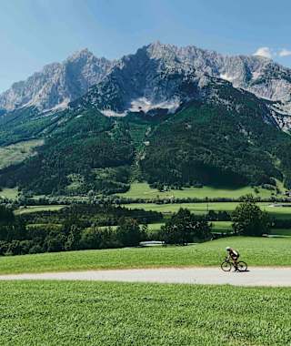 Mit dem Bike rund um die Hohe Trett im Ennstal mit Blick auf den Grimming.