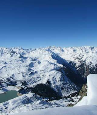 Von links kommend über die schönen Hänge zum Rücken und weiter zum Gipfel der Breitspitze. Der Gipfel befindet sich rechts überhalb des Stausees. 
