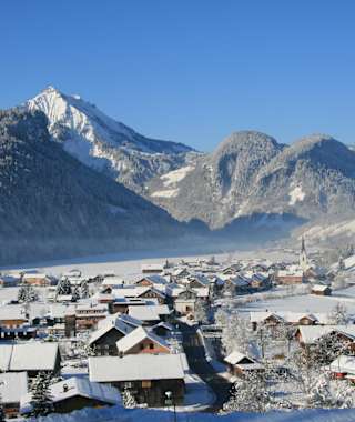 Blick auf das winterliche Bizau im Bregenzerwald