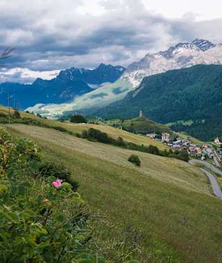 Blick über Ardez und Tarasp nach Tarasp und auf die Unterengadiner Dolomiten