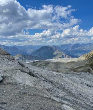 Gut beschildert weist der Weg am Gipfel des Piz Umbrail Richtung Val Müstair