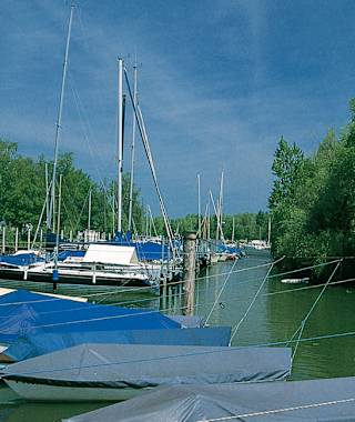 In einem Hafen mit Segelbooten gibt es für Kinder immer etwas zu entdecken.