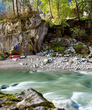 In den Bouldergebieten Fuchsloch und Bach bouldert es sich dank der kühlen Saalach selbst im Sommer hervorragend