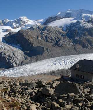 Die Bovalhütte vor der imposanten Gletscherwelt