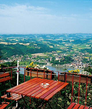 Blick von der Viktoria-Adelheid-Hütte auf Donau, Grein und südliches Mühlviertel.
