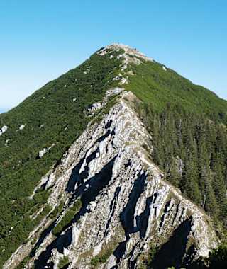 Die schön geformte Brecherspitz mit dem etwas ausgesetzten Westgratweg.
