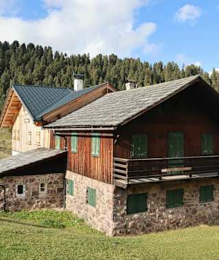 Die Brogles Hütte im Frühling