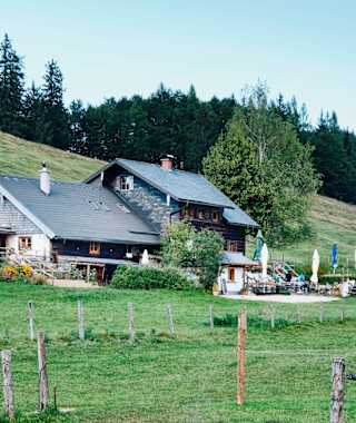 Die Buchberghütte auf der Eisenaualm liegt auf einer Seehöhe von 1.015 m.