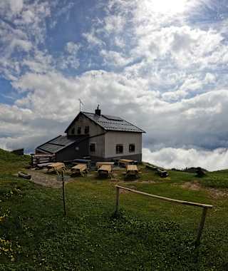 Die Calandahütte bietet - zumindest bei schönen Wetter - ausreichend Platz für ihre Gäste.