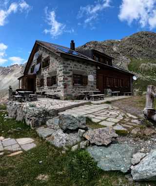 Die Jenatschhütte in grandioser Lage.