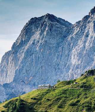 Die Dachstein-Südwand-Hütte unter der mächtigen Dachstein-Südwand
