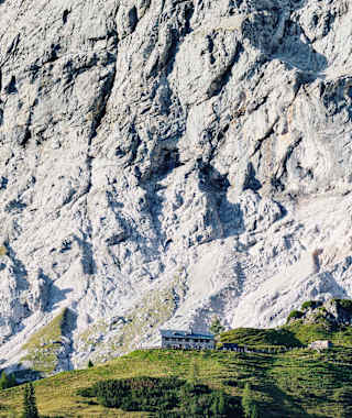 Blick auf die Dachstein-Südwand-Hütte