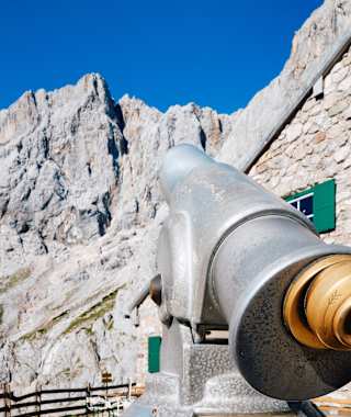 Das Fernrohr der Dachstein-Südwand-Hütte ist auf die Südwand gerichtet.
