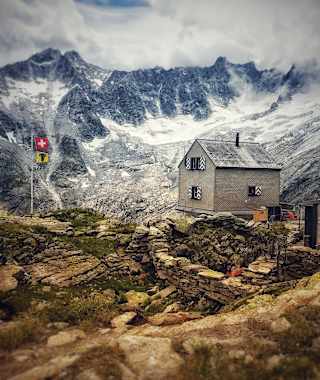 Die kleine Dammahütte vor grandiosem Hintergrund.