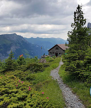 Die Doldenhornhütte auf 1.915 m Höhe.