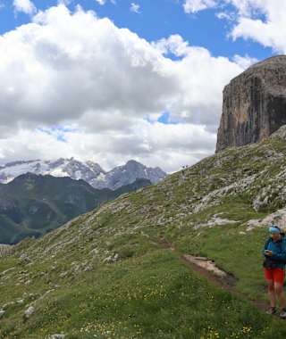 Der Blick von der Ostseite des Sellamassivs auf die Marmolata 
