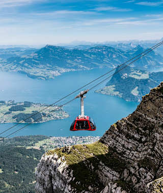 Fahrt mit der Luftseilbahn 'Dragon Ride' Fraekmuentegg - Pilatus Kulm mit Sicht auf den Vierwaldstaettersee.