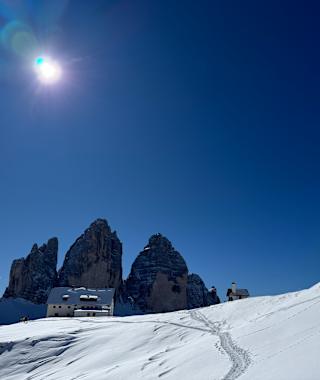 Blick zur Drei-Zinnen-Hütte und den Drei Zinnen unterhalb des Sextner Steins