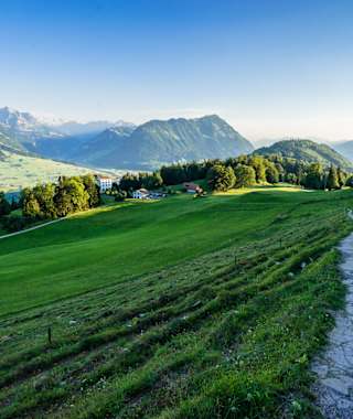 Blick auf Buochserhorn, Stanserhorn und Villa Honegg auf der Wanderung entlang des Waldstätterweg, Etappe 6 Bürgenstock-Beckenried