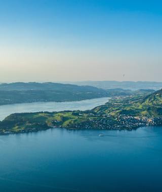 Sicht vom Bürgenstock auf den Vierwaldstättersee während der Wanderung entlang des Waldstätterweg, Etappe 5 Alpnachstad - Bürgenstock