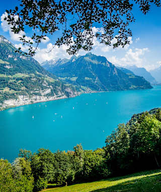 Sicht auf Urnersee und Fronalpstock während der Wanderung entlang des Waldstätterweg, Etappe 7 Beckenried-Rütli