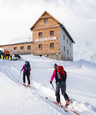 Tourengeher auf dem Weg zur Dümlerhütte