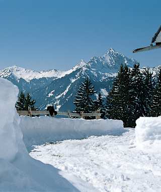 Ausblick von der Dürrebergalm in die Tannheimer Berge.