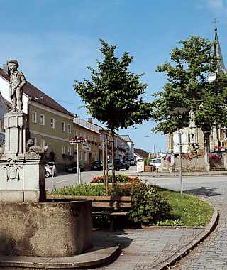 Am stimmungsvollen Marktplatz von Oberneukirchen.