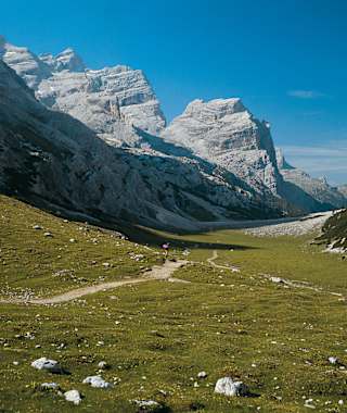 Auf den weiten Wiesenflächen der Großen Fanesalm: Blick vom Tadegajoch durch das Val Sarè nach Süden in Richtung Cima del Lago.