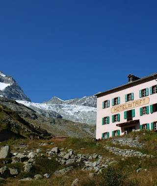 Das Berggasthaus Trift ist das Ziel der ersten Etappe des Matterhorn Trek.
